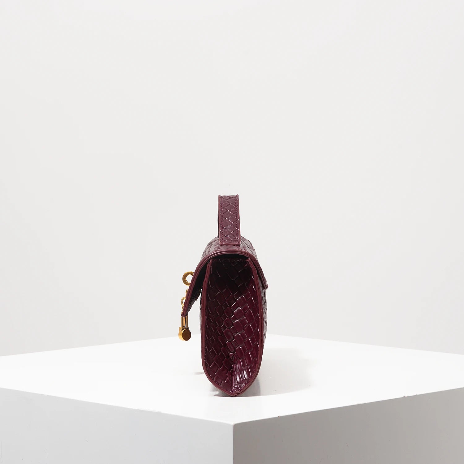 Gewebte burgunderrote Baguette-Clutch mit goldenem Verschluss