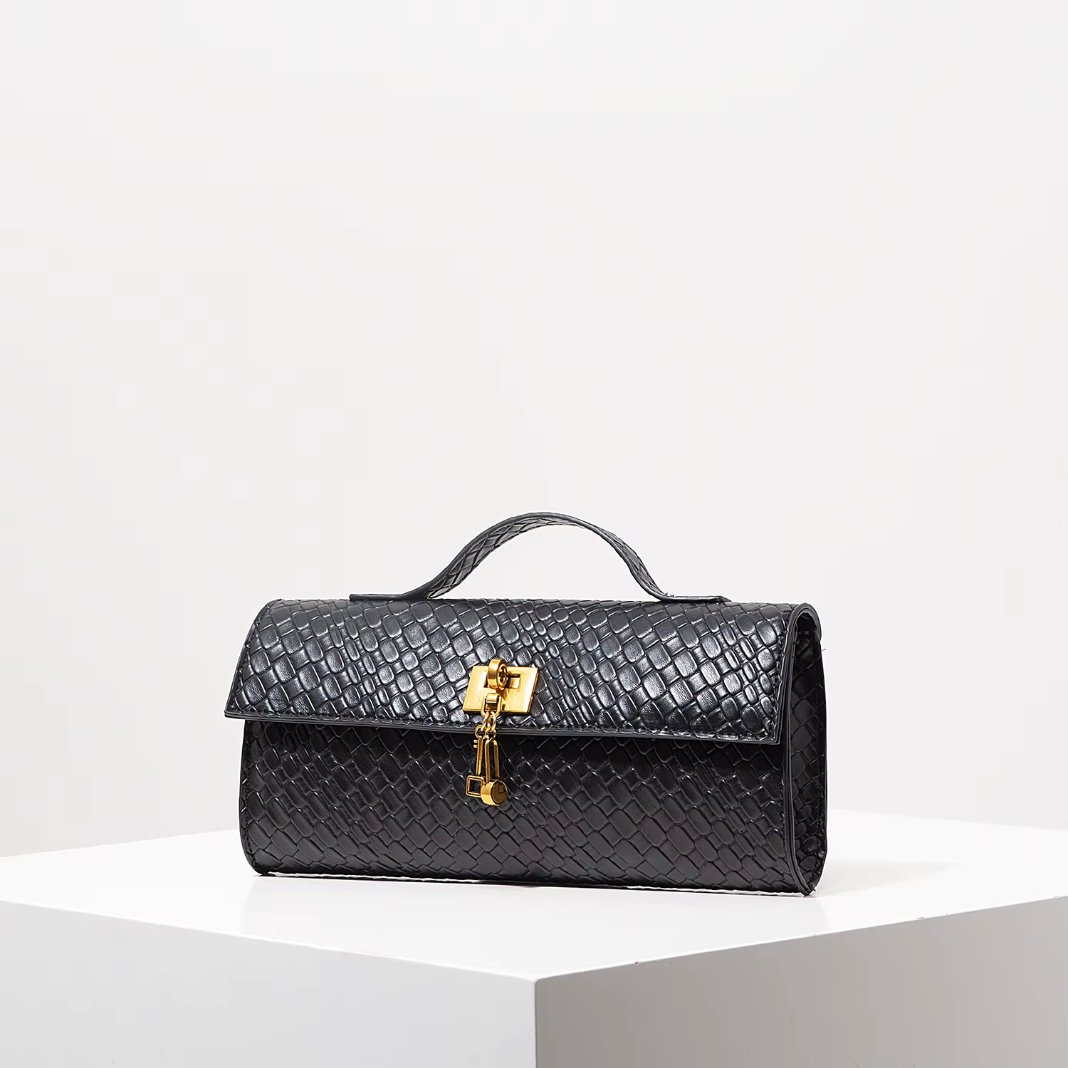 Gewebte burgunderrote Baguette-Clutch mit goldenem Verschluss