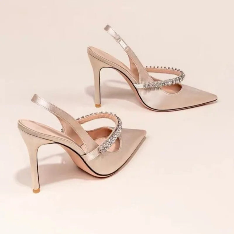 Spitz zulaufende Pumps mit Kristallriemchen – Schlanke, elegante Pumps für den Abend