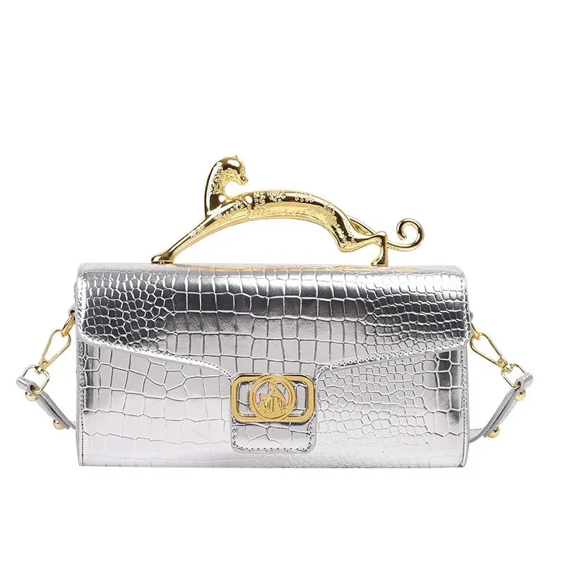 Luxuriöse Tasche mit Krokodilprägung und goldenem Panthergriff