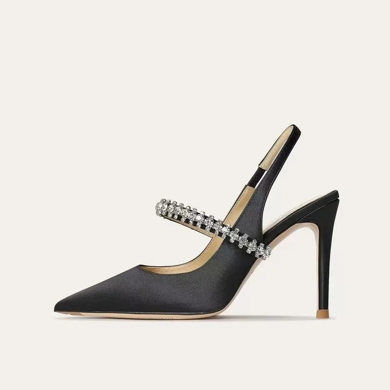Spitz zulaufende Pumps mit Kristallriemchen – Schlanke, elegante Pumps für den Abend