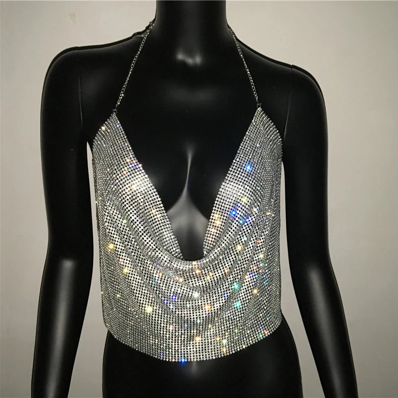 Řetězový halter top s kamínky – bez zad, metalický drapovaný styl