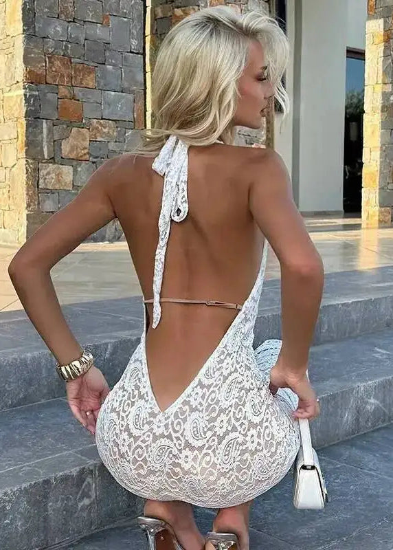 Tief ausgeschnittener, figurbetonter Jumpsuit aus Spitze 