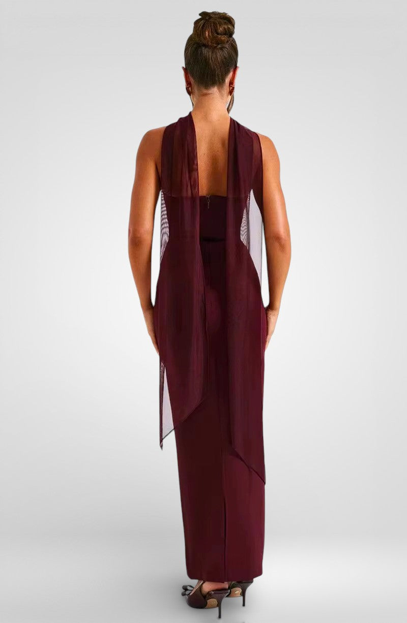 Vestido largo sin tirantes, ajustado y con pañuelo suelto en el cuello