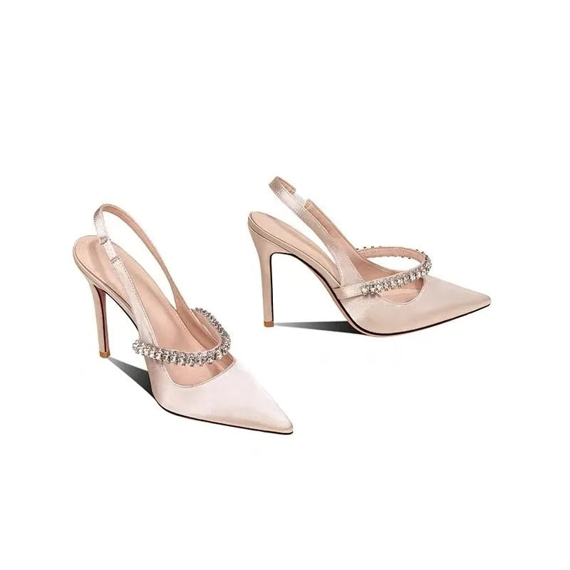 Spitz zulaufende Pumps mit Kristallriemchen – Schlanke, elegante Pumps für den Abend