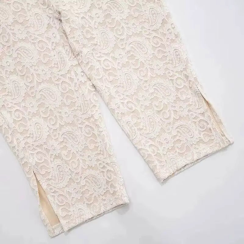 Tief ausgeschnittener, figurbetonter Jumpsuit aus Spitze 