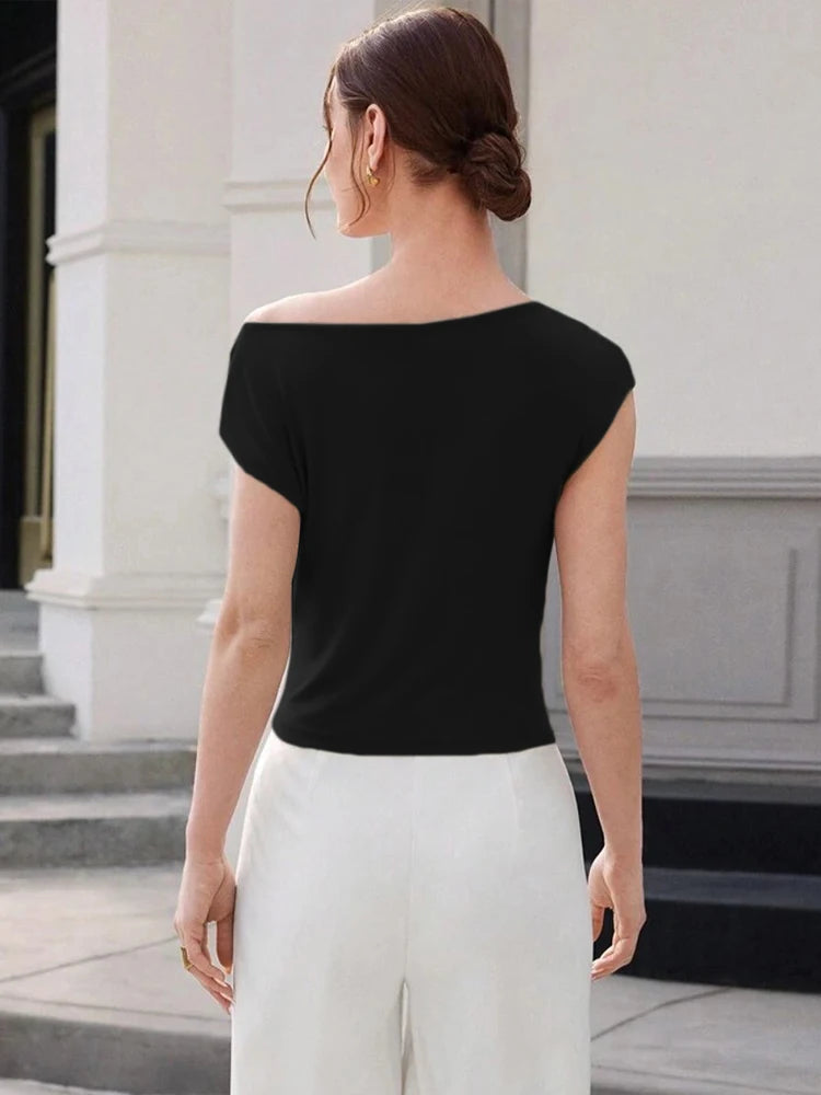 Nařasený crop top bez rukávů – elegantní streetwear styl s odhalenými rameny