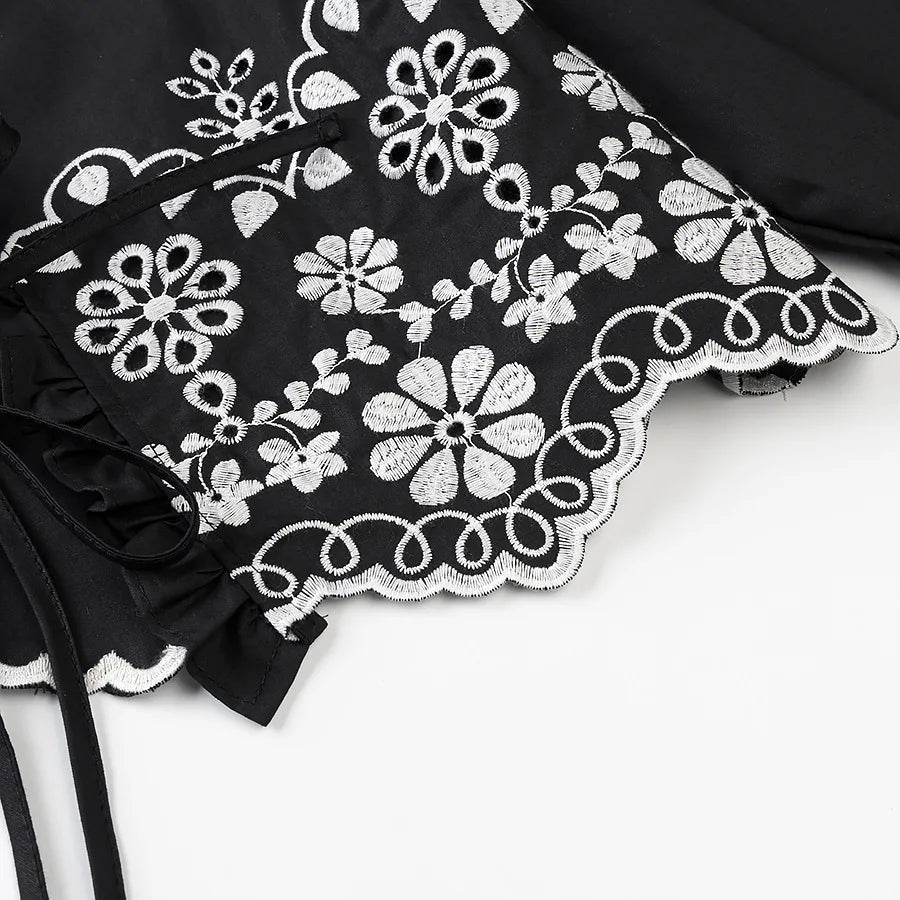 Dámská vyšívaná zkrácená halenka s výstřihem do V a šněrováním – letní retro elegantní top