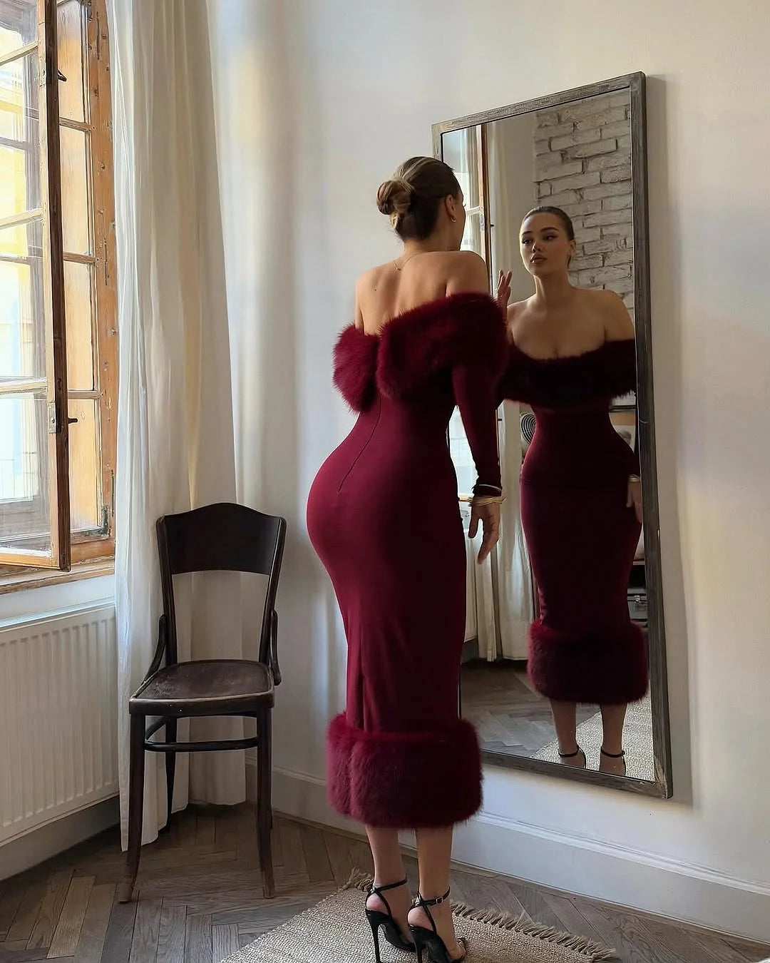 Elegantes, figurbetontes Pelzkleid mit langen Ärmeln