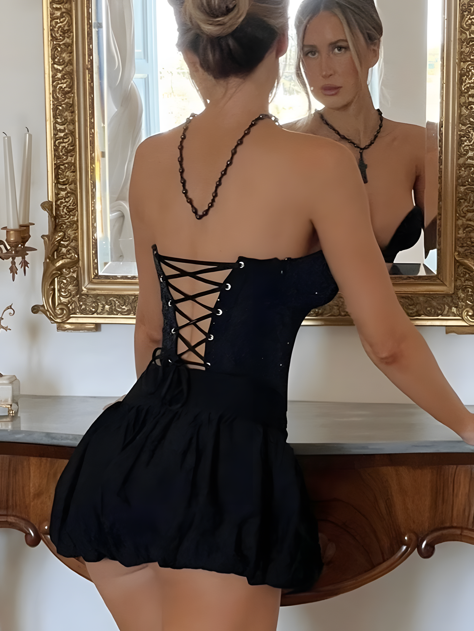 Třpytivý krátký top s hlubokým výstřihem – tvarovaný střih s třpytivými detaily