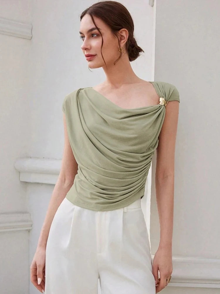 Nařasený crop top bez rukávů – elegantní streetwear styl s odhalenými rameny