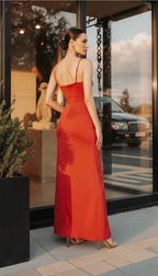 Vestido largo ajustado con tirantes: corte elegante con abertura lateral para un look de noche glamuroso