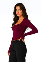 Úzký crop top s hranatým výstřihem a rozšířenými rukávy 