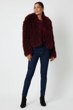 Roter Wintermantel aus Pelz und Leder