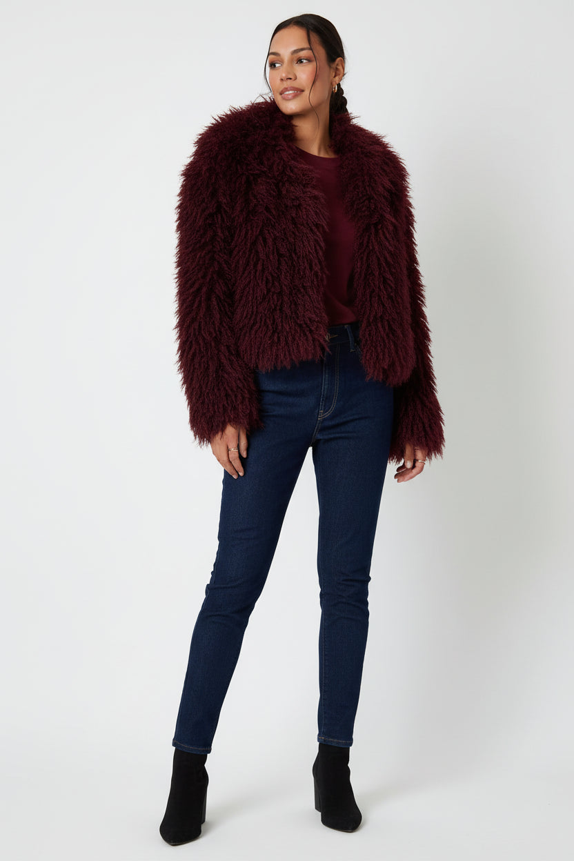 Roter Wintermantel aus Pelz und Leder