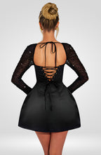 Minišaty s krajkovými rukávy a odhalenými zády