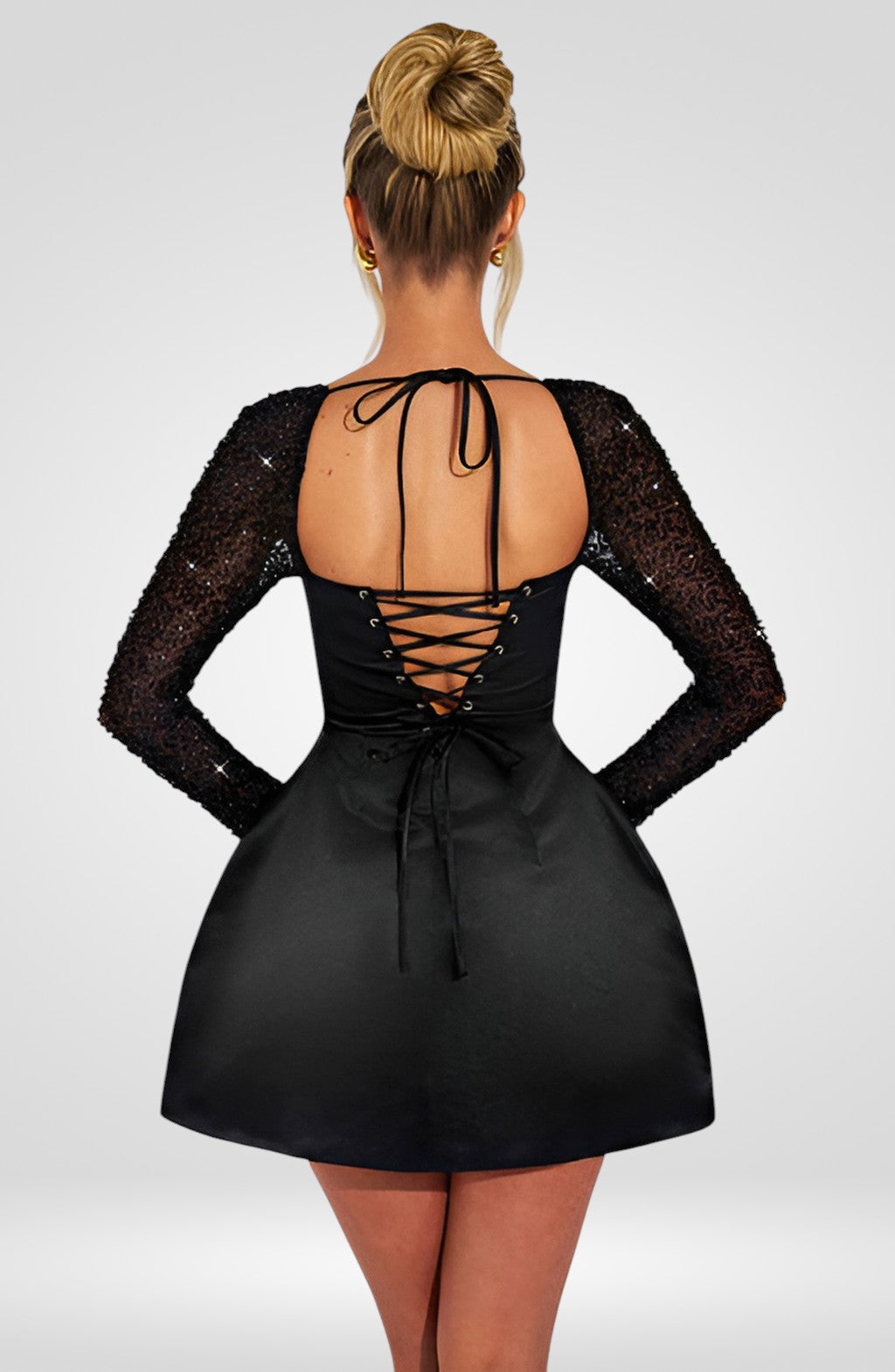 Minišaty s krajkovými rukávy a odhalenými zády