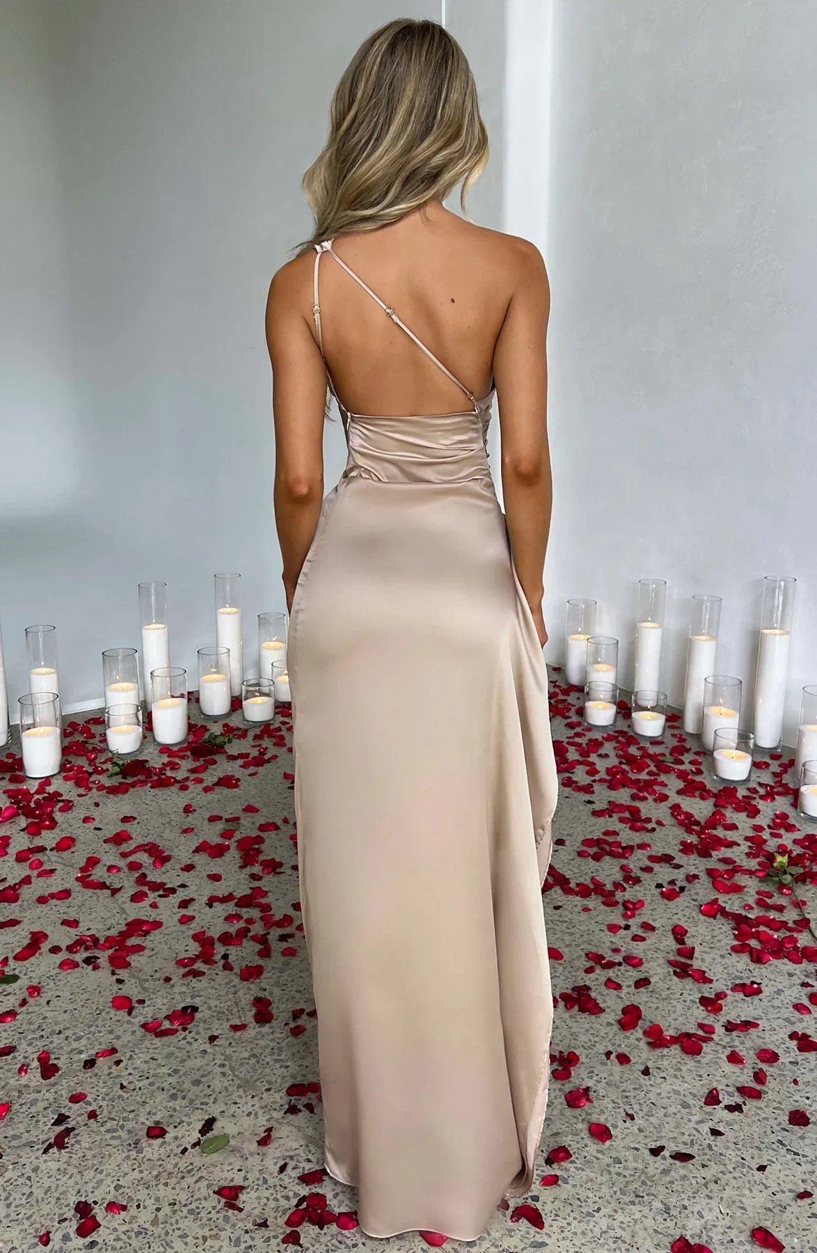 Robe de soirée élégante en satin – Coupe ajustée dos nu avec fente latérale