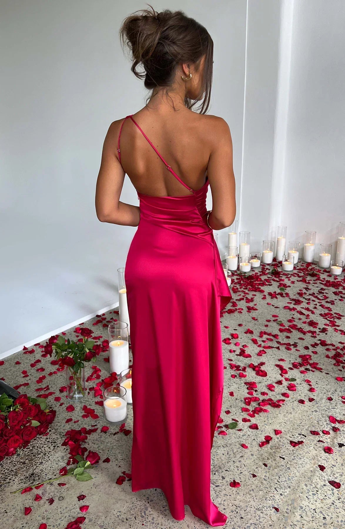 Robe de soirée élégante en satin – Coupe ajustée dos nu avec fente latérale