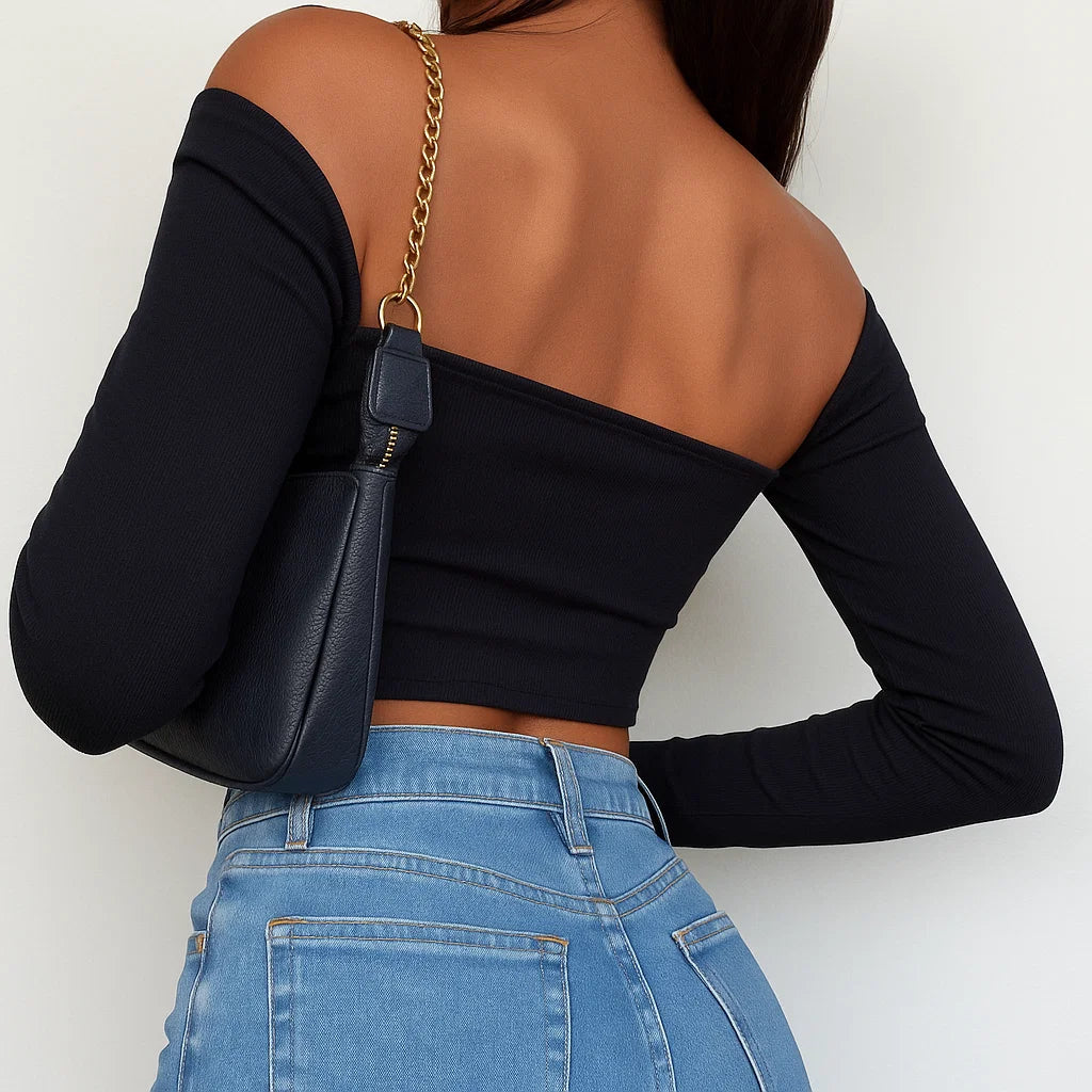 Crop top s kroužkem a srdíčky pro rok 2010 – černý s odhalenými rameny a dírkou vpředu