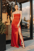 Vestido largo ajustado con tirantes: corte elegante con abertura lateral para un look de noche glamuroso