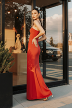 Vestido largo ajustado con tirantes: corte elegante con abertura lateral para un look de noche glamuroso