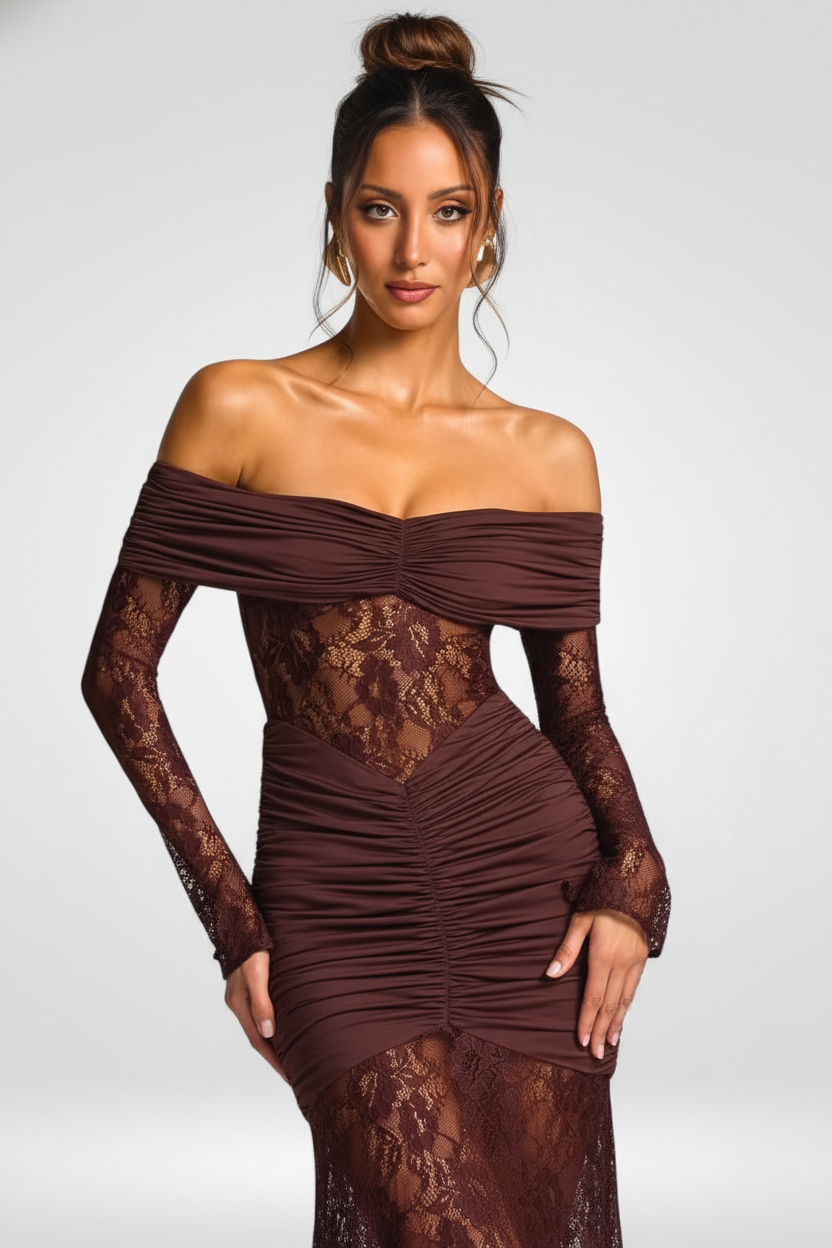 Schulterfreies, figurbetontes Maxikleid aus Spitze