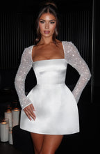 Minišaty s krajkovými rukávy a odhalenými zády