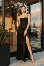 Vestido largo ajustado con tirantes: corte elegante con abertura lateral para un look de noche glamuroso