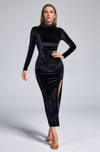 Elegante vestido midi de terciopelo con cuello alto y abertura en el muslo