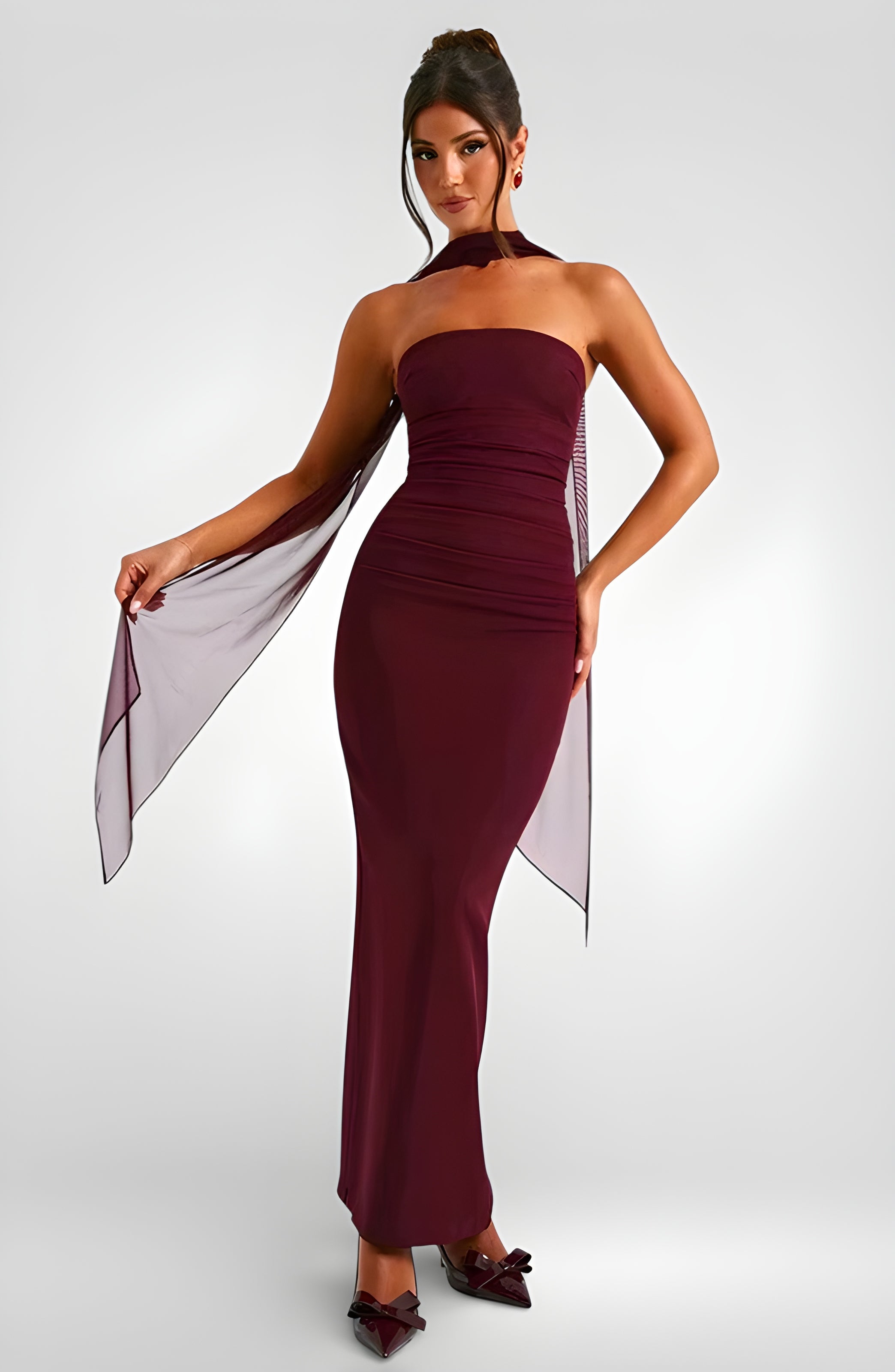 Maxi šaty bez ramínek – přiléhavý střih s volným šátkem