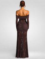 Schulterfreies, figurbetontes Maxikleid aus Spitze