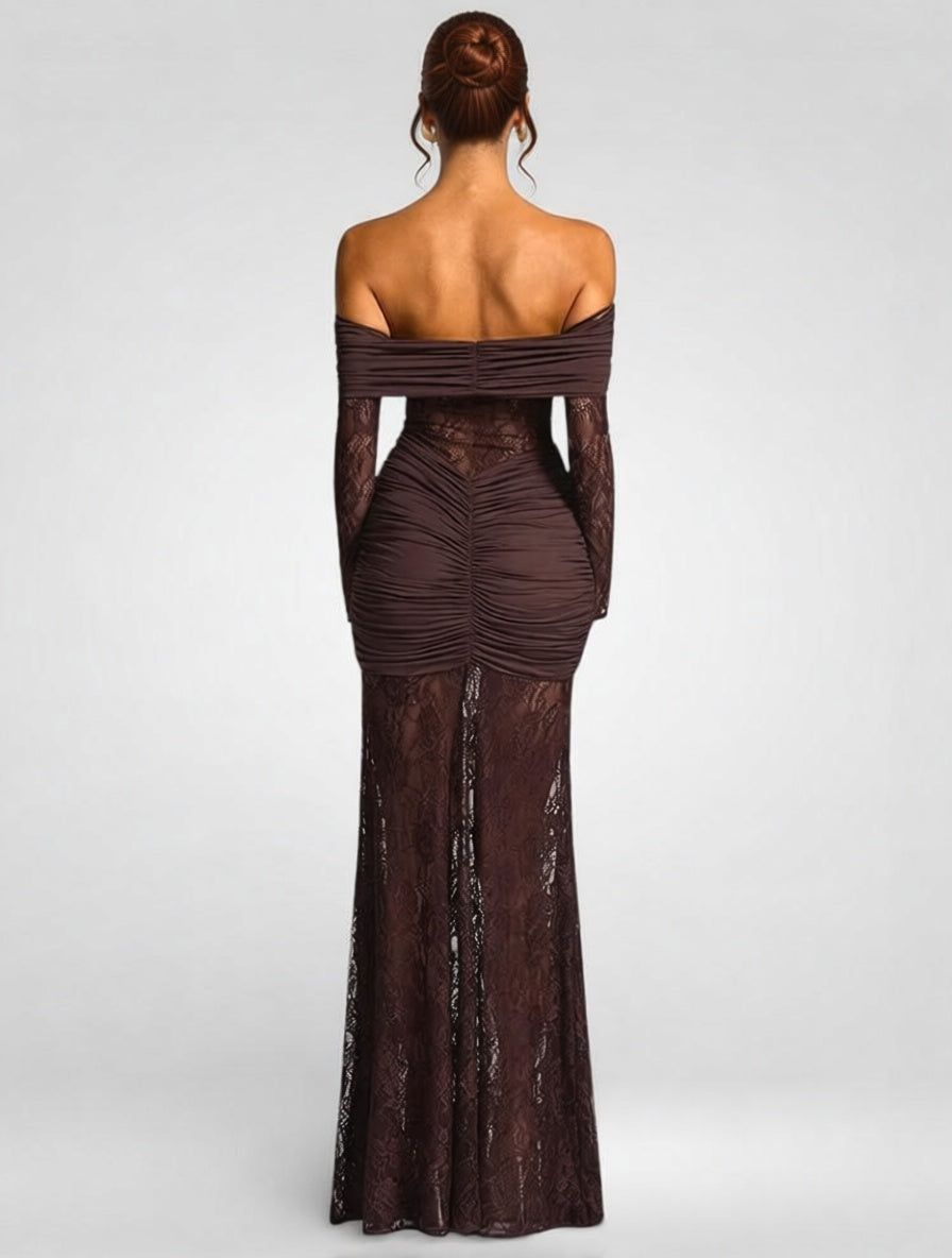 Schulterfreies, figurbetontes Maxikleid aus Spitze