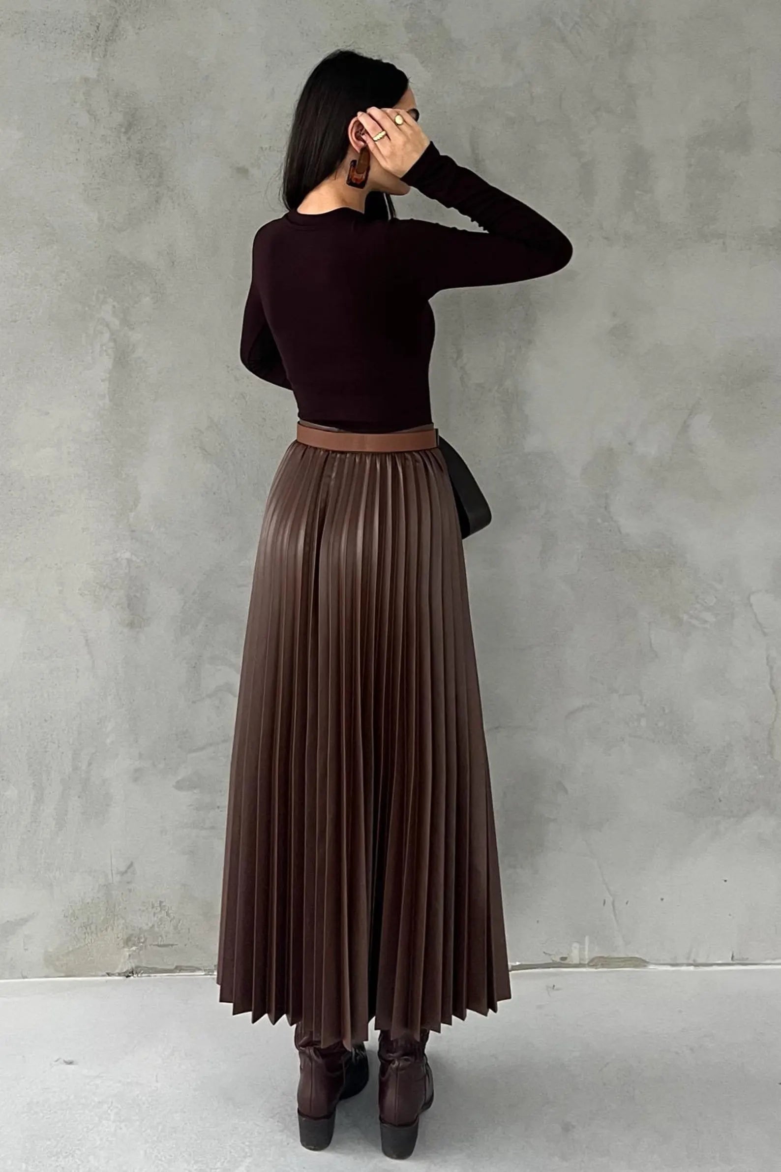 Plisovaná elegantní midi sukně – splývavý střih s vysokým pasem a jemným leskem