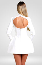 Dámské mini šaty s odhalenými zády a přiléhavým výstřihem – bílé