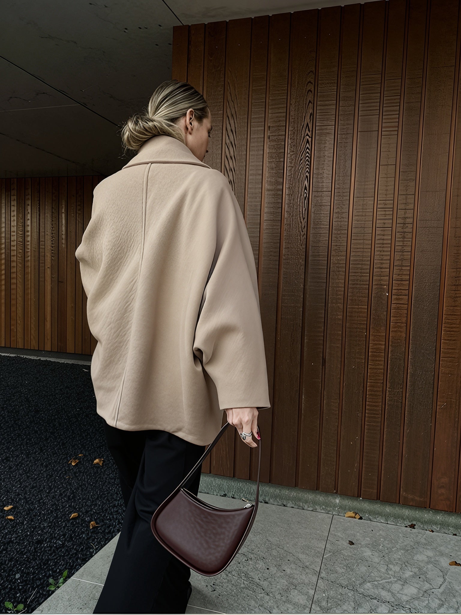 Structured Short Wool Jacket – Minimalist Autumn Layer