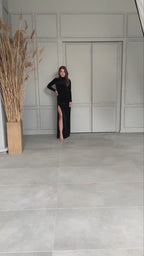 Elegante vestido midi de terciopelo con cuello alto y abertura en el muslo