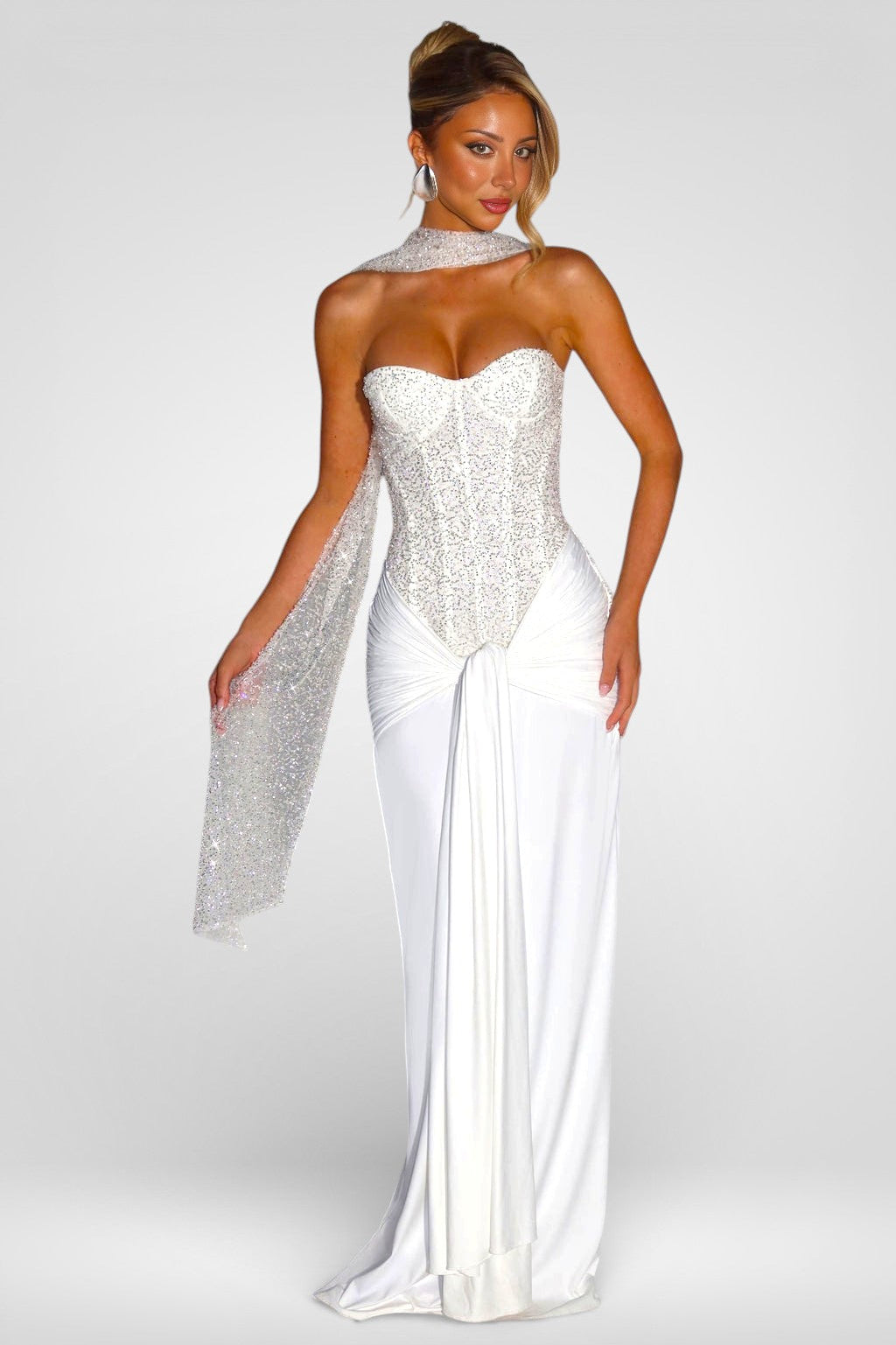 Glitzerndes schulterfreies Maxikleid