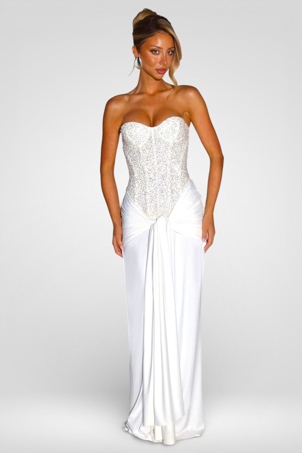 Třpytivé maxi šaty s odhalenými rameny