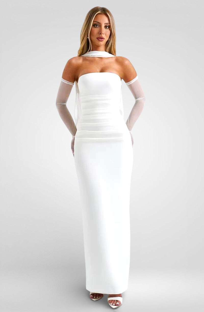 Vestido largo sin tirantes, ajustado y con pañuelo suelto en el cuello