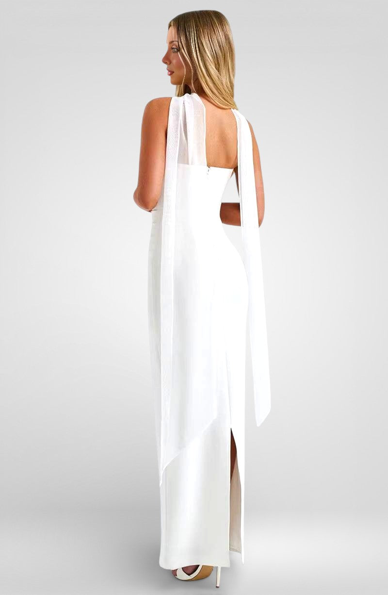 Vestido largo sin tirantes, ajustado y con pañuelo suelto en el cuello