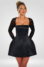 Minišaty s krajkovými rukávy a odhalenými zády