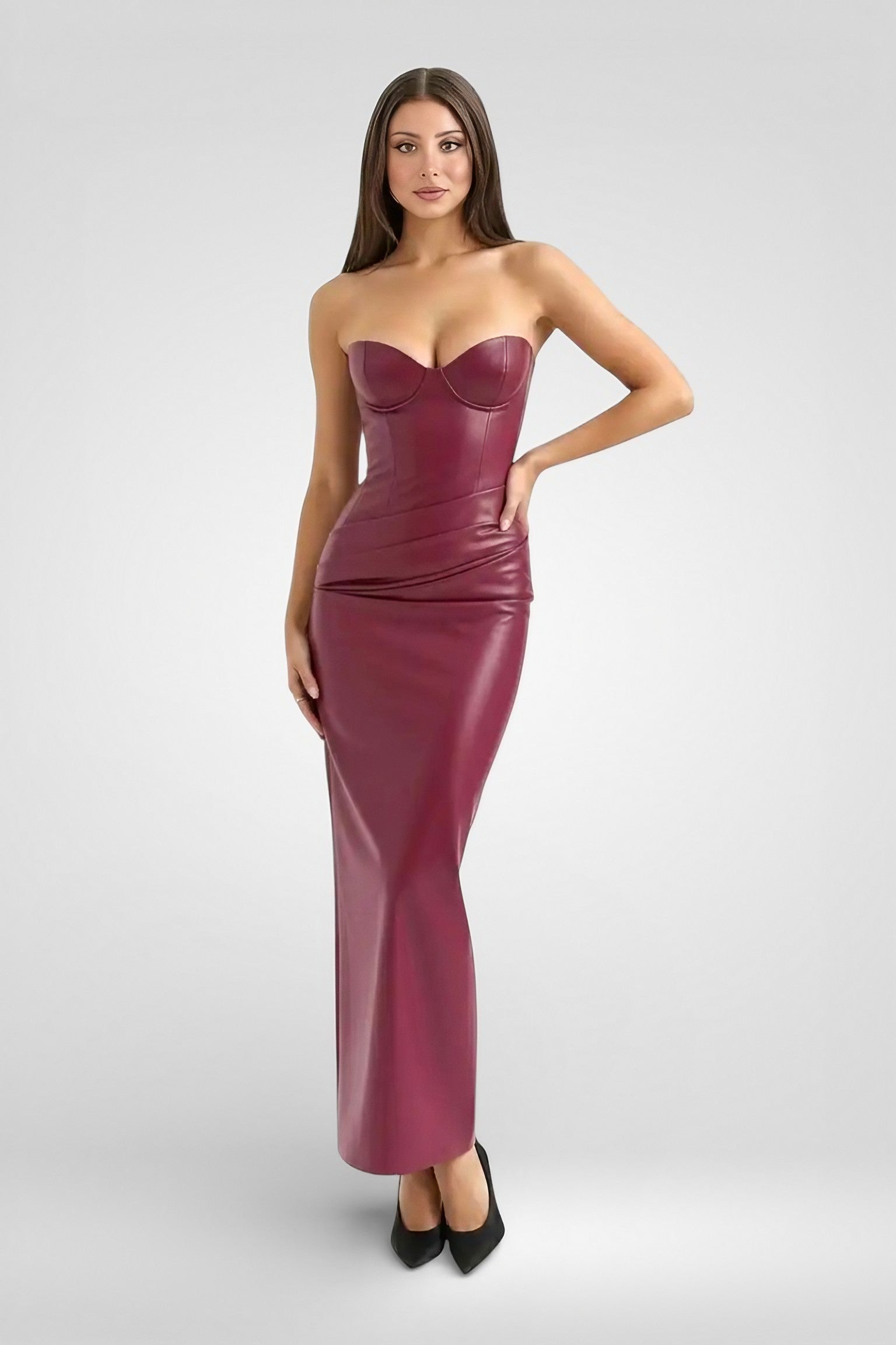 Kožené šaty s ramínky – elegantní umělá kůže, vhodné na večerní zábavu