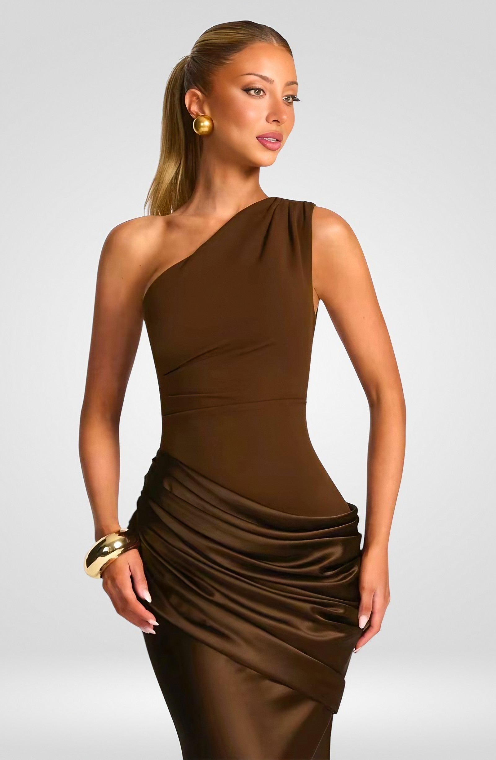 Figurbetontes, einseitig schulterfreies Maxikleid aus Satin