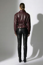 Burgunderfarbene PU-Lederjacke mit Schnallen, taillierter Passform und Reißverschlussdetails 