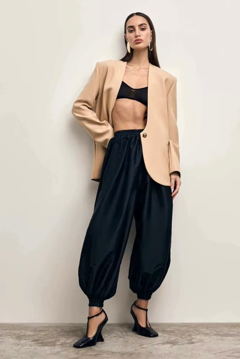 Deep V-Neck Slim Blazer for Women – One-Button Office Jacket with Long Sleeves