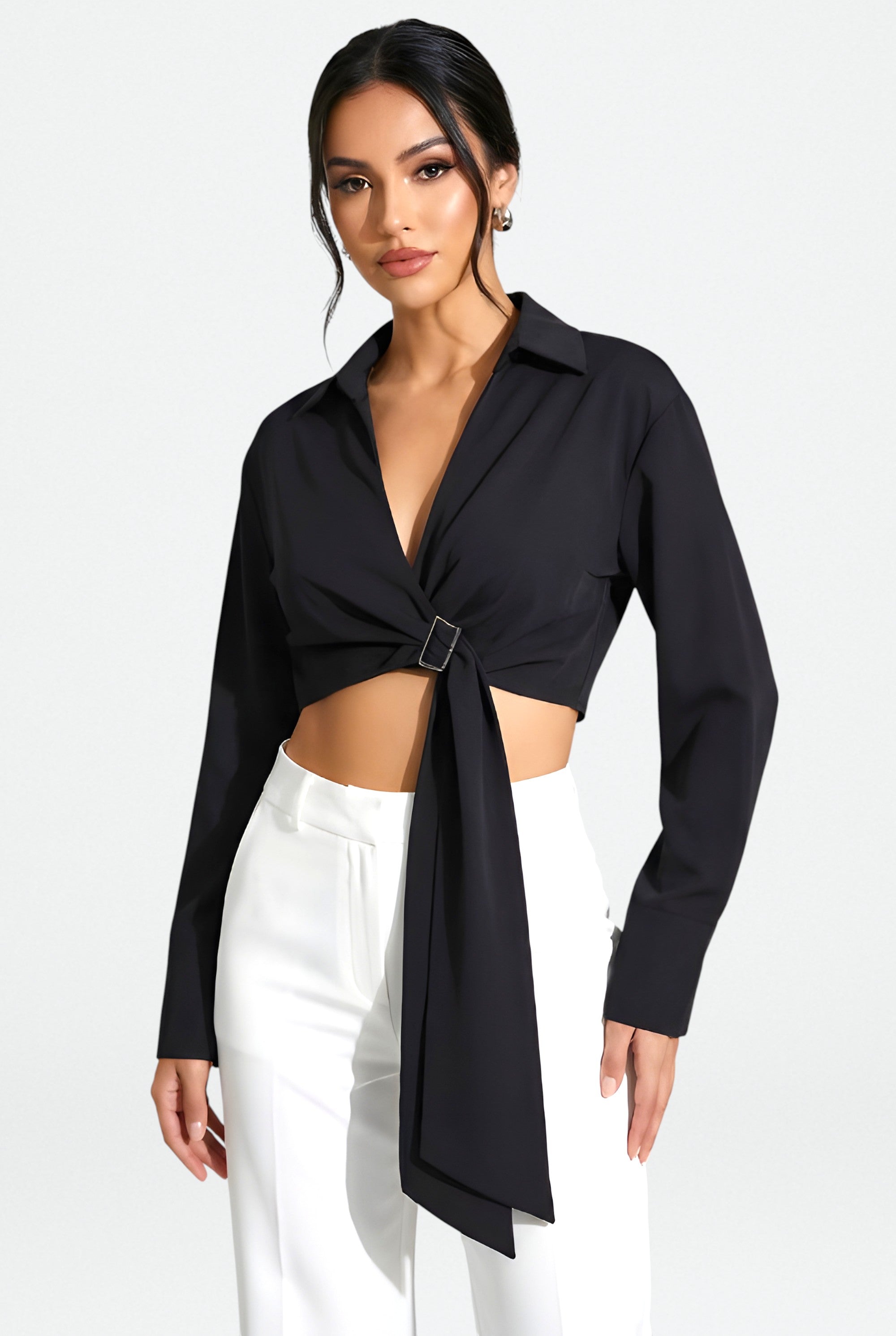 Dámská košile s vysokým výstřihem do V a přezkou – úzký střih s dlouhým rukávem, podzimní top