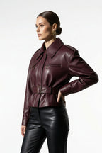 Burgunderfarbene PU-Lederjacke mit Schnallen, taillierter Passform und Reißverschlussdetails 